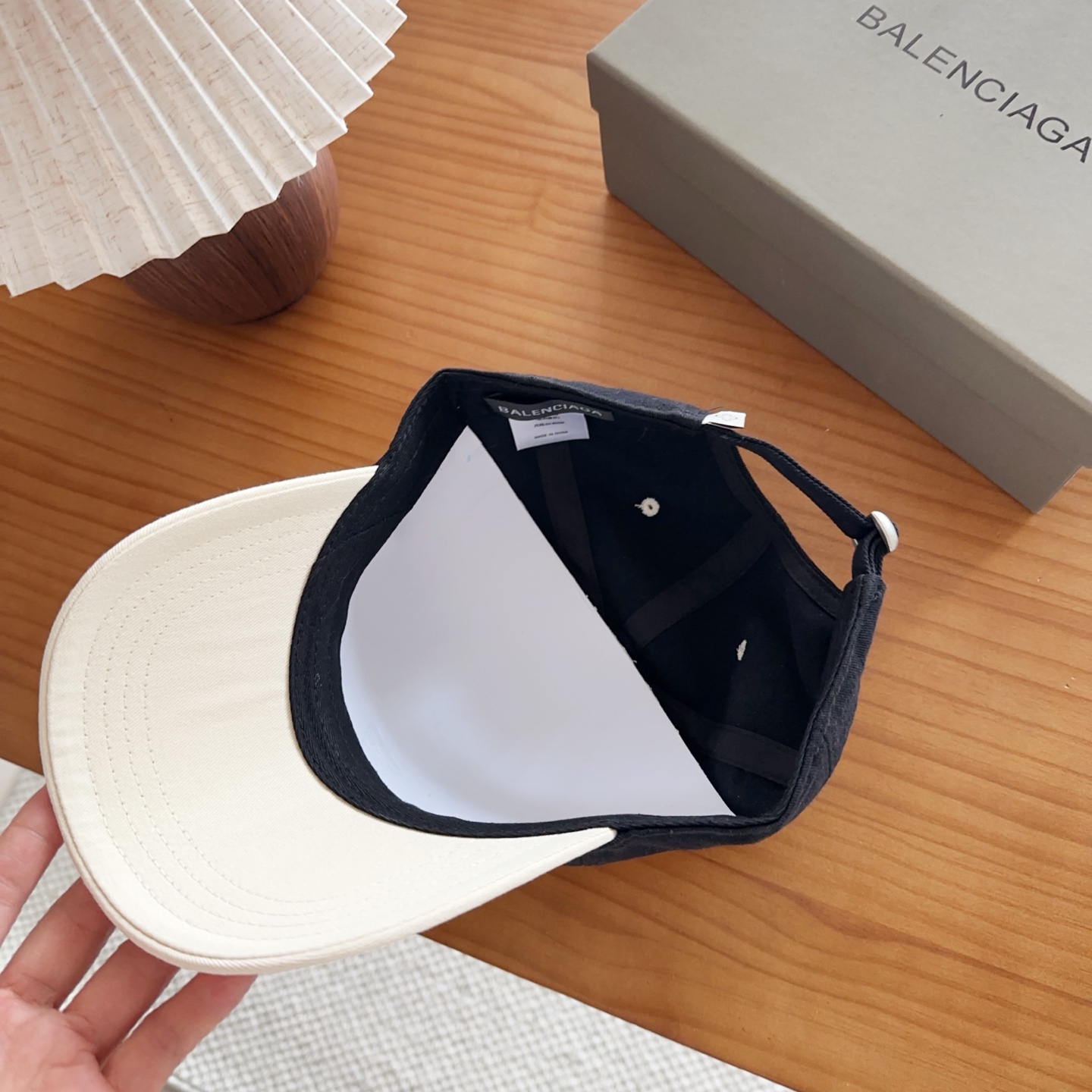 Balencia*a 巴黎世家刺绣字母新款棒球帽现货秒发🧢简约时尚超级无敌好看的帽子！情侣款！