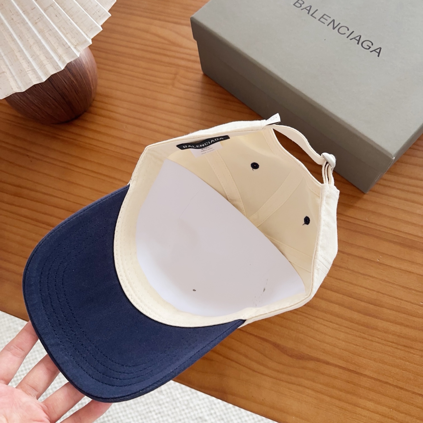 Balencia*a 巴黎世家刺绣字母新款棒球帽现货秒发🧢简约时尚超级无敌好看的帽子！情侣款！