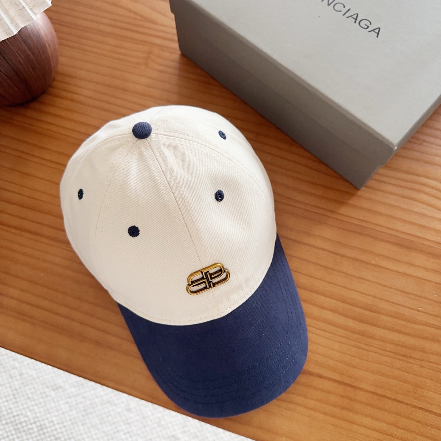 Balencia*a 巴黎世家刺绣字母新款棒球帽现货秒发🧢简约时尚超级无敌好看的帽子！情侣款！