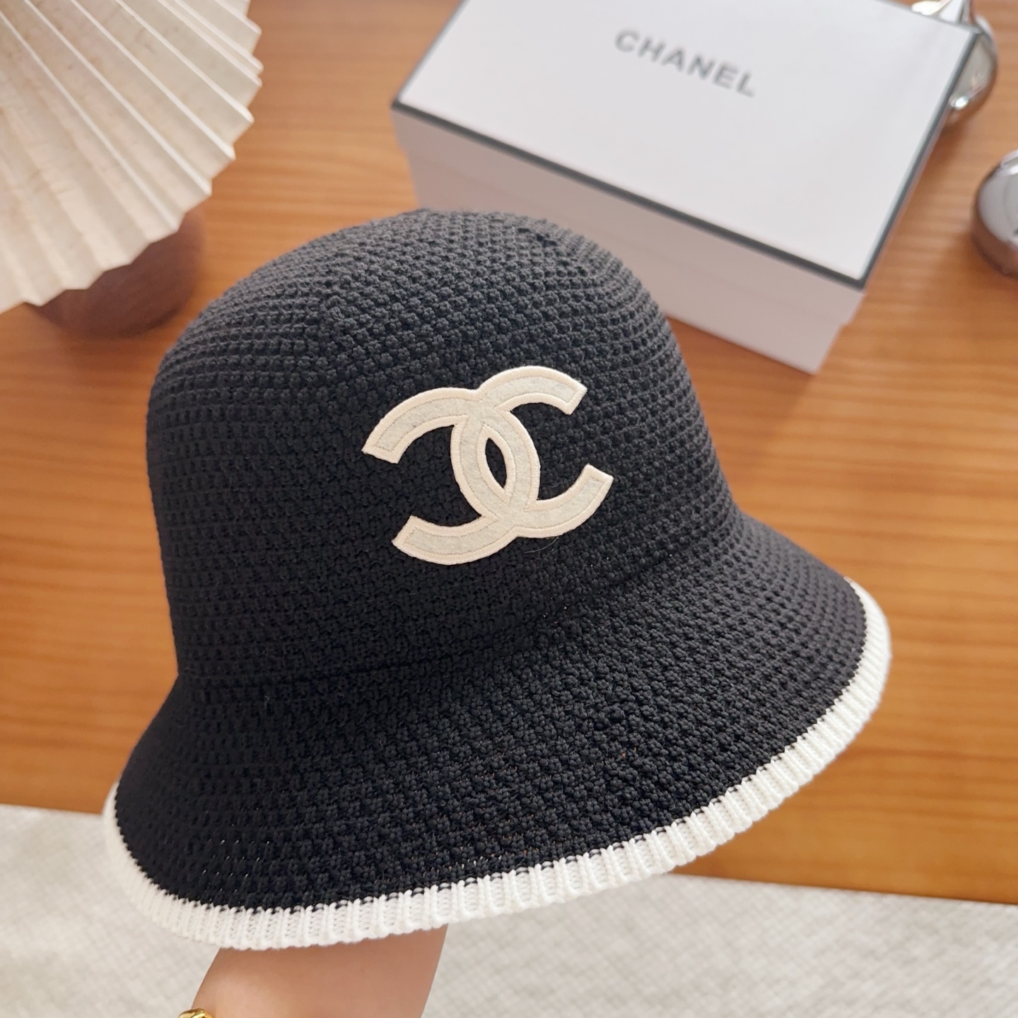 Chanel 渔夫帽 让兼顾时尚和遮阳的简约桶帽出游拍照📷拗造型必备敲显脸小