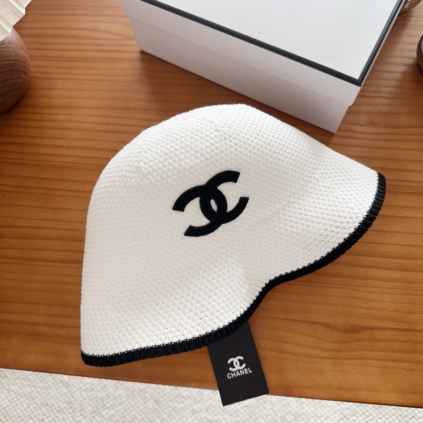 Chanel 渔夫帽 让兼顾时尚和遮阳的简约桶帽出游拍照📷拗造型必备敲显脸小