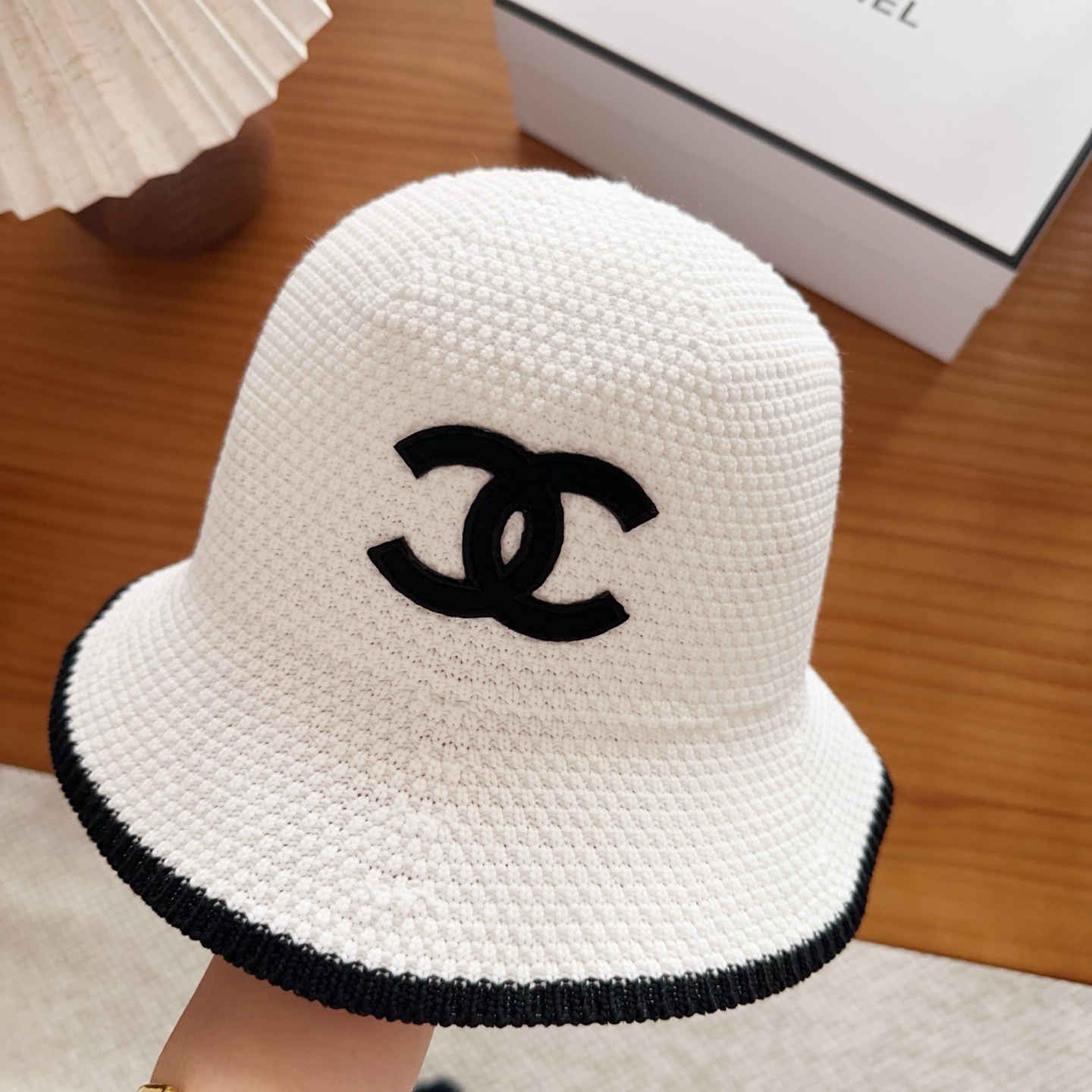 Chanel 渔夫帽 让兼顾时尚和遮阳的简约桶帽出游拍照📷拗造型必备敲显脸小
