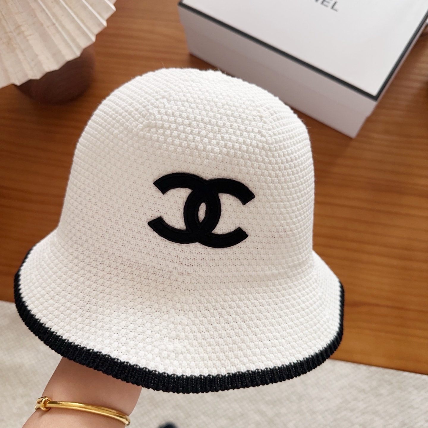 Chanel 渔夫帽 让兼顾时尚和遮阳的简约桶帽出游拍照📷拗造型必备敲显脸小