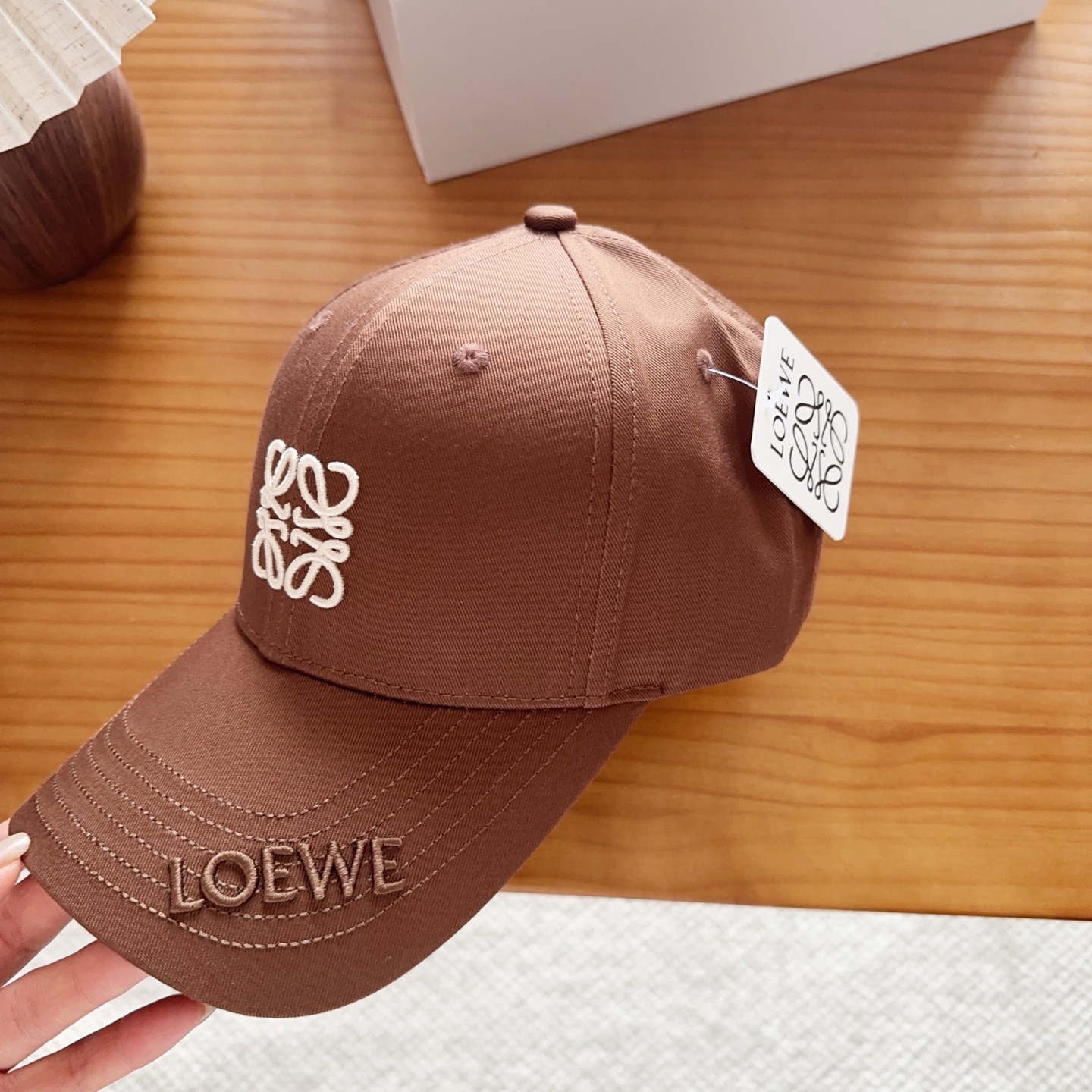 Loewe罗意威26春棒球们颜值担当，遮阳挡风的四季款，闭眼入不会撞款喔！版型挺阔 面料很好喔