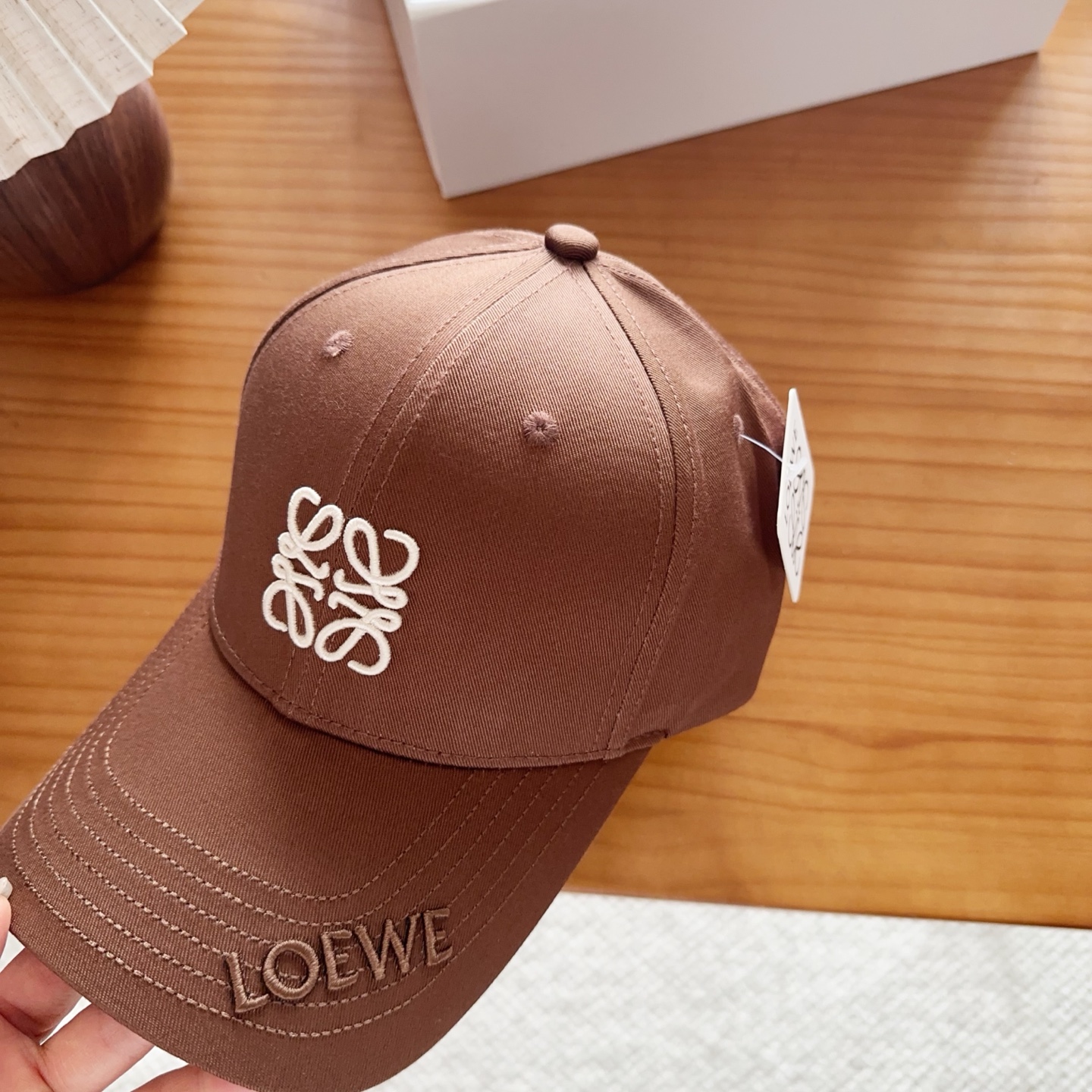 Loewe罗意威26春棒球们颜值担当，遮阳挡风的四季款，闭眼入不会撞款喔！版型挺阔 面料很好喔
