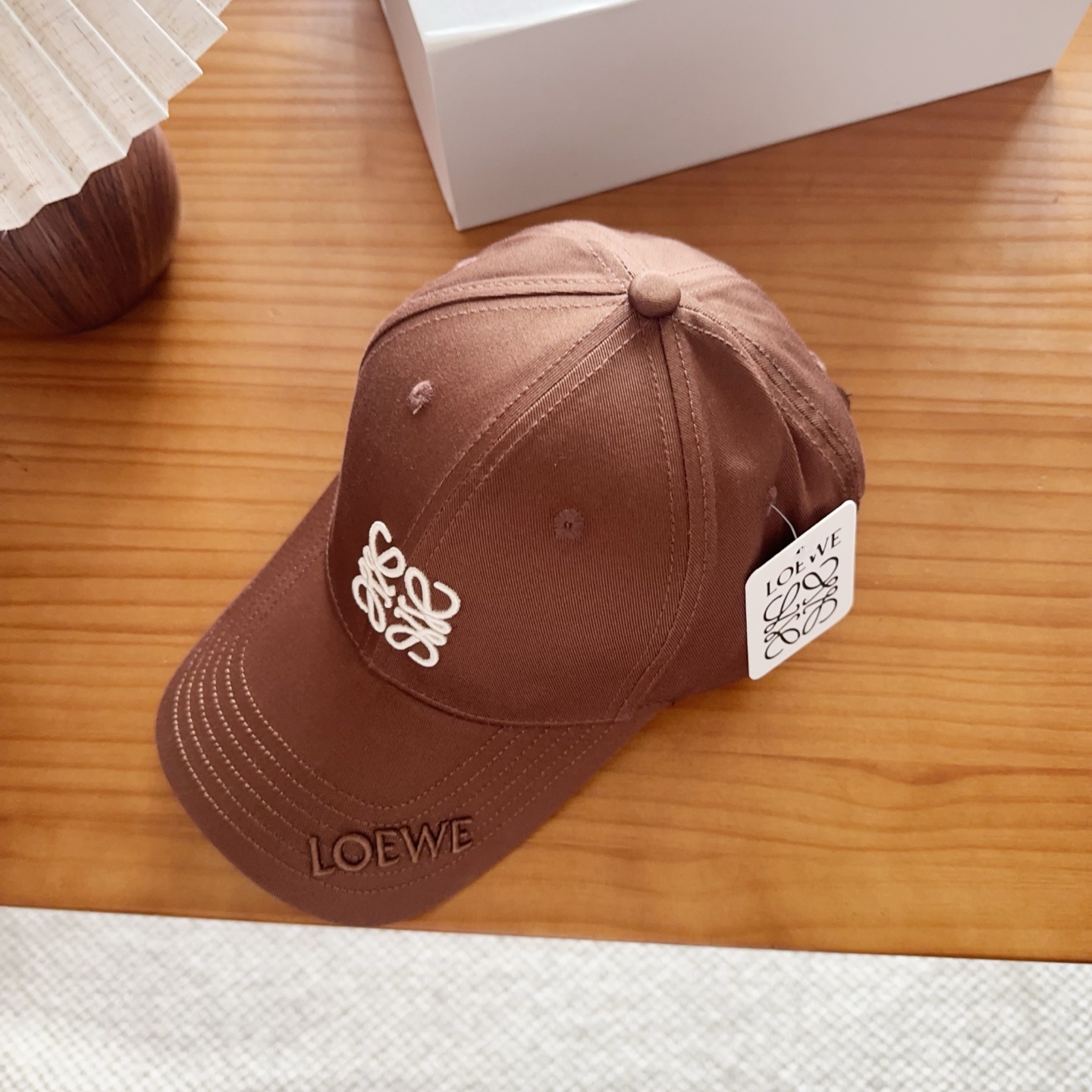 Loewe罗意威26春棒球们颜值担当，遮阳挡风的四季款，闭眼入不会撞款喔！版型挺阔 面料很好喔