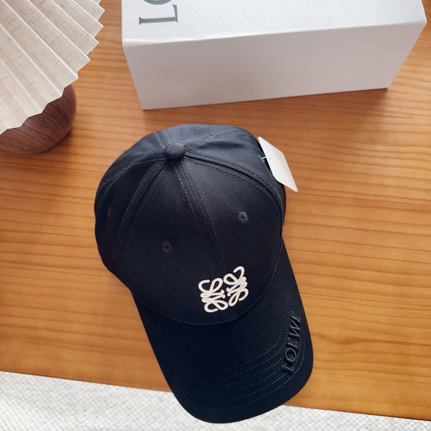 Loewe罗意威26春棒球们颜值担当，遮阳挡风的四季款，闭眼入不会撞款喔！版型挺阔 面料很好喔