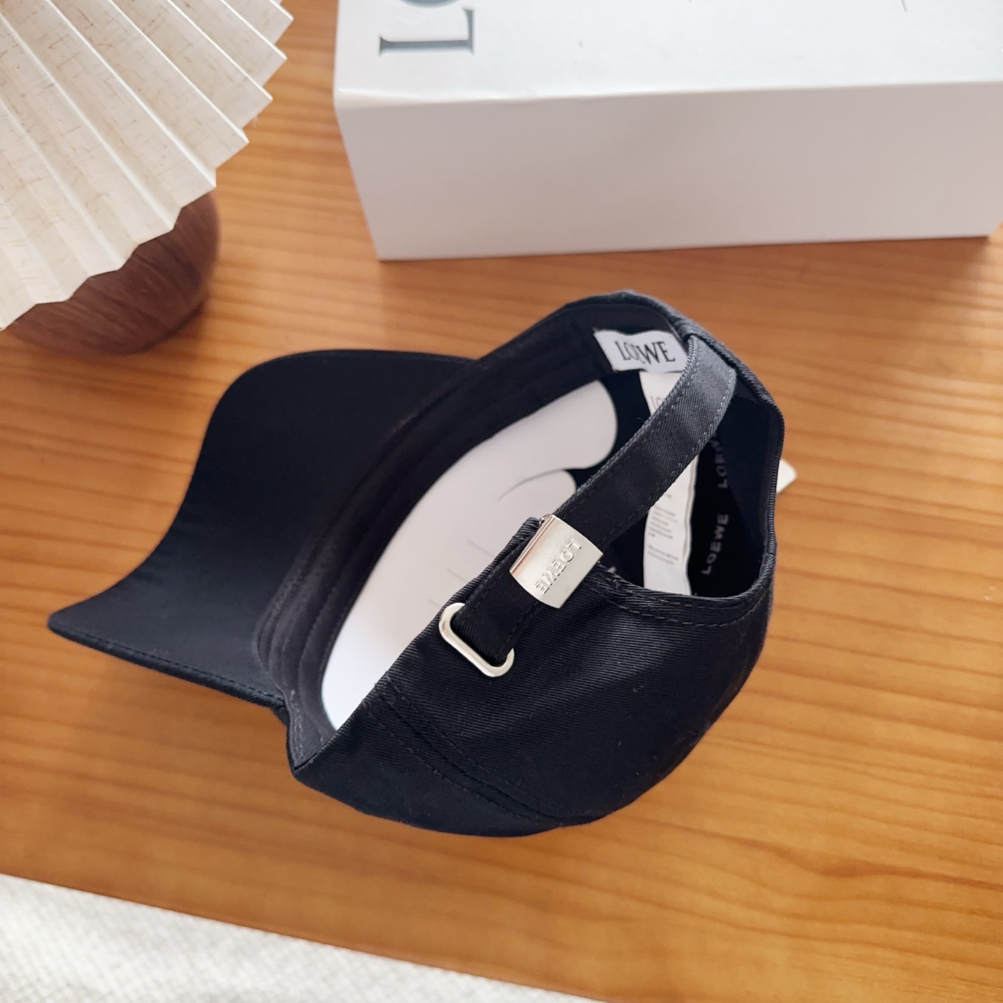 Loewe罗意威26春棒球们颜值担当，遮阳挡风的四季款，闭眼入不会撞款喔！版型挺阔 面料很好喔