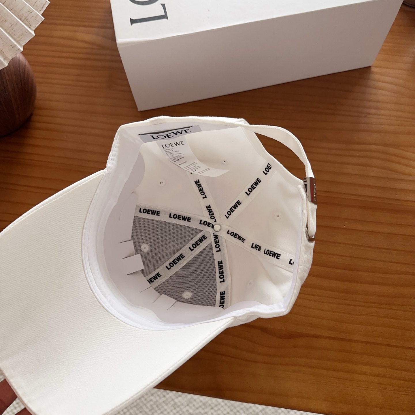 Loewe罗意威26春棒球们颜值担当，遮阳挡风的四季款，闭眼入不会撞款喔！版型挺阔 面料很好喔