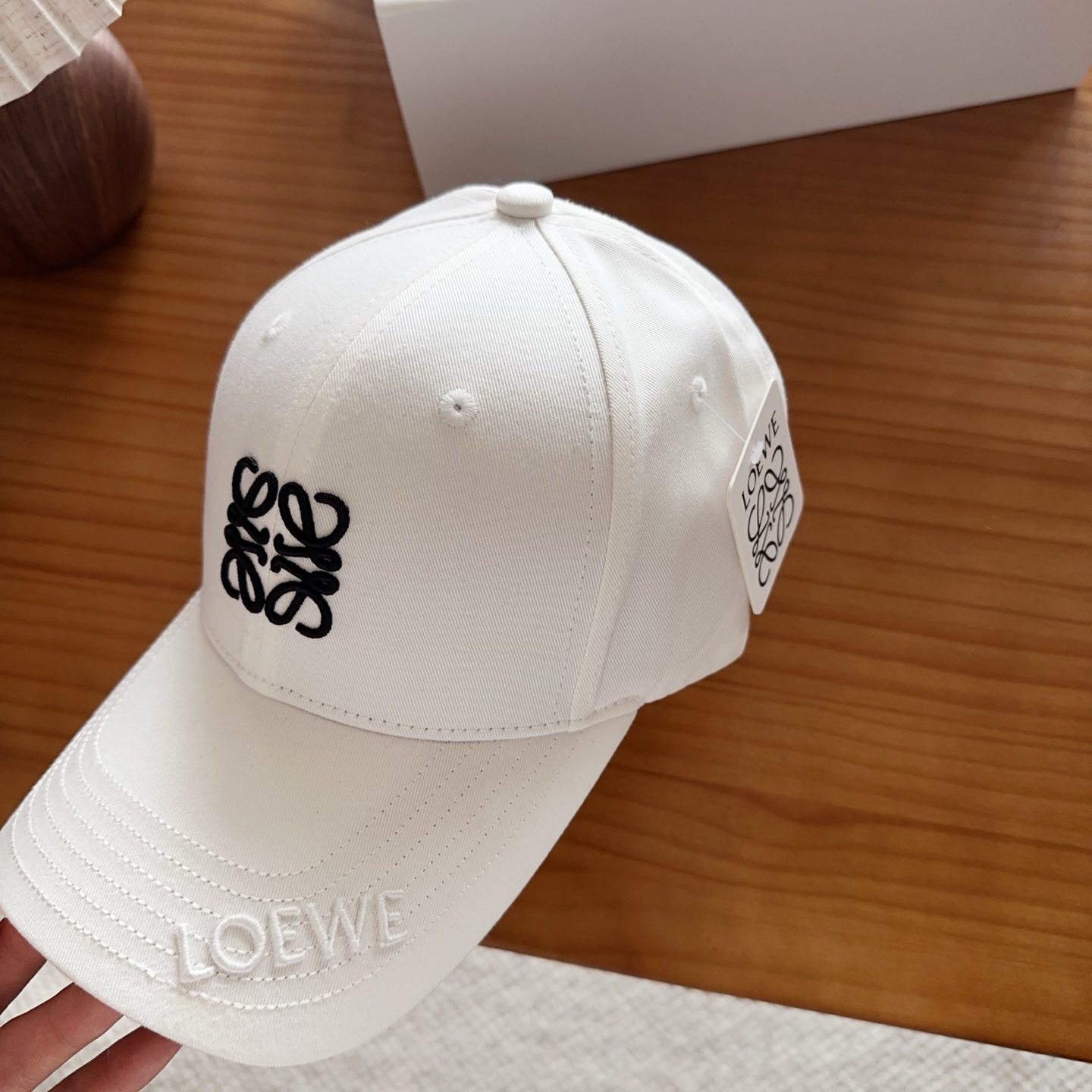 Loewe罗意威26春棒球们颜值担当，遮阳挡风的四季款，闭眼入不会撞款喔！版型挺阔 面料很好喔