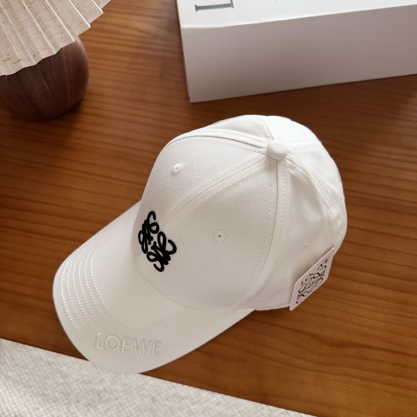 Loewe罗意威26春棒球们颜值担当，遮阳挡风的四季款，闭眼入不会撞款喔！版型挺阔 面料很好喔