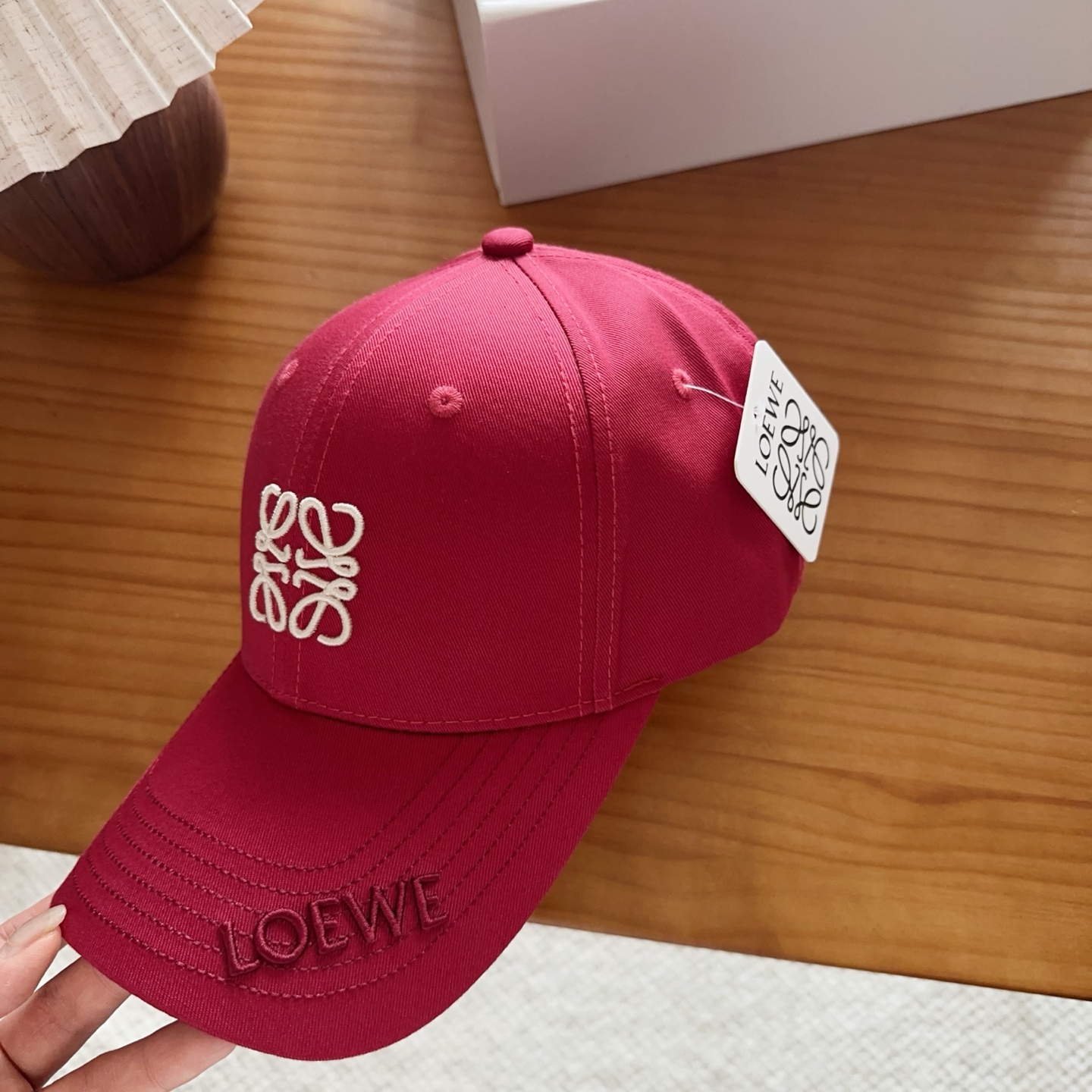 Loewe罗意威26春棒球们颜值担当，遮阳挡风的四季款，闭眼入不会撞款喔！版型挺阔 面料很好喔
