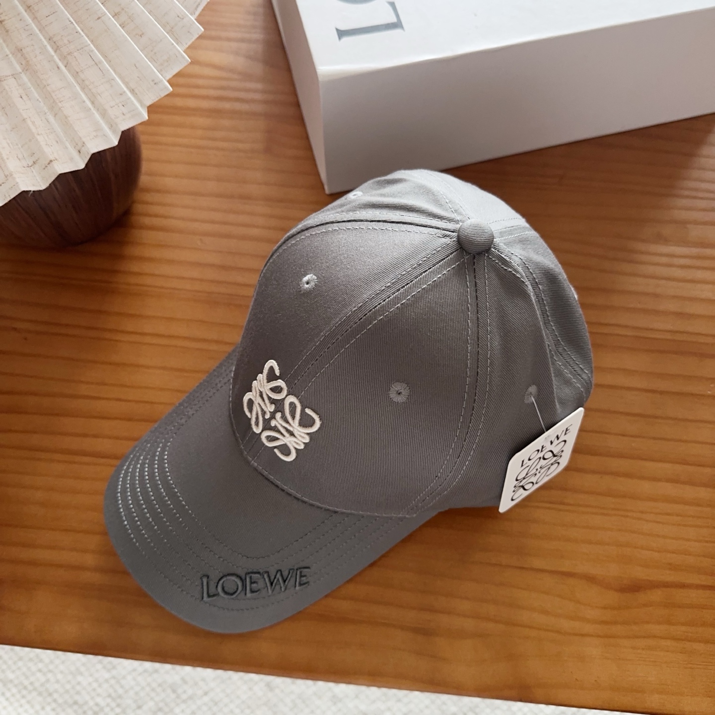 Loewe罗意威26春棒球们颜值担当，遮阳挡风的四季款，闭眼入不会撞款喔！版型挺阔 面料很好喔