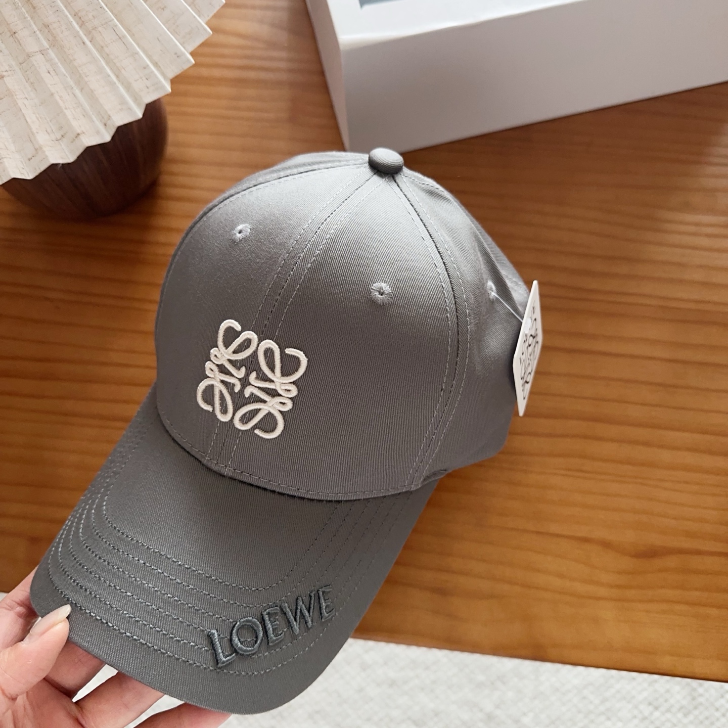 Loewe罗意威26春棒球们颜值担当，遮阳挡风的四季款，闭眼入不会撞款喔！版型挺阔 面料很好喔