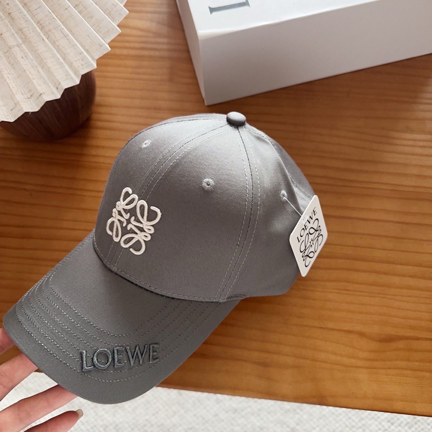 Loewe罗意威26春棒球们颜值担当，遮阳挡风的四季款，闭眼入不会撞款喔！版型挺阔 面料很好喔
