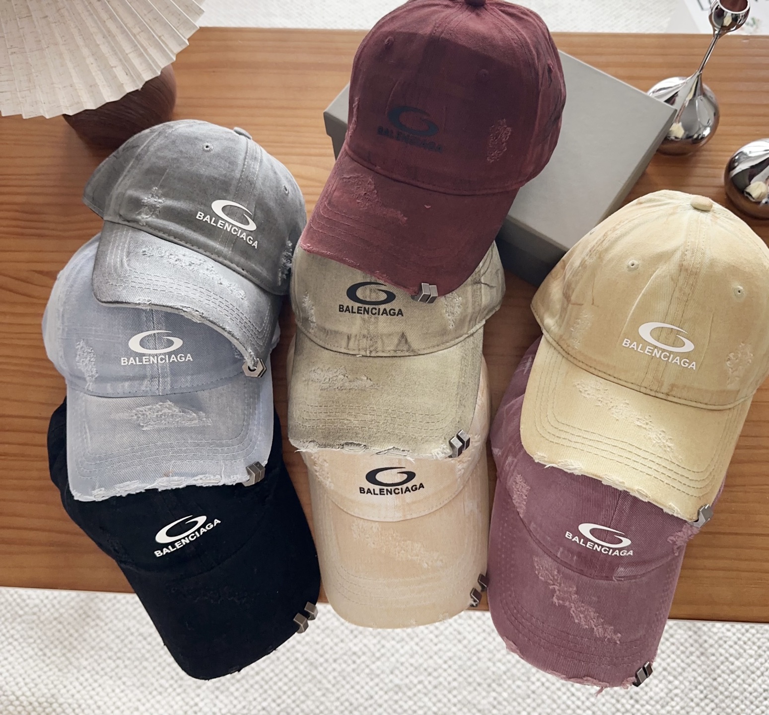 Balencia*a 巴黎世家刺绣字母新款棒球帽现货秒发🧢简约时尚超级无敌好看的帽子！情侣款！