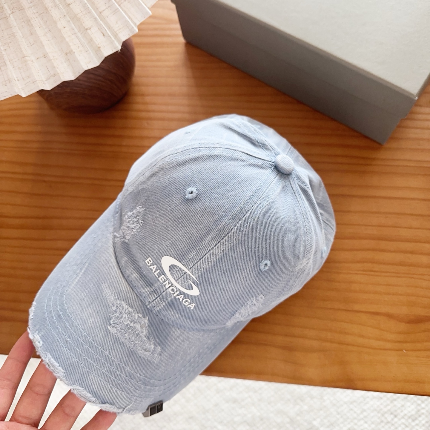 Balencia*a 巴黎世家刺绣字母新款棒球帽现货秒发🧢简约时尚超级无敌好看的帽子！情侣款！