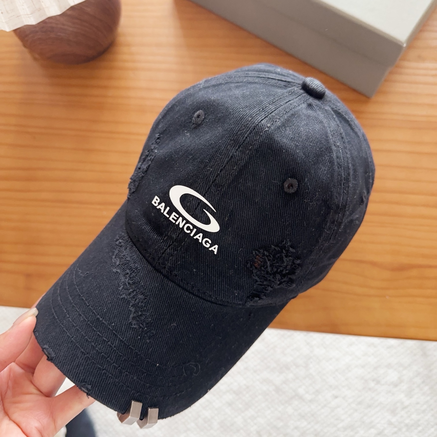 Balencia*a 巴黎世家刺绣字母新款棒球帽现货秒发🧢简约时尚超级无敌好看的帽子！情侣款！