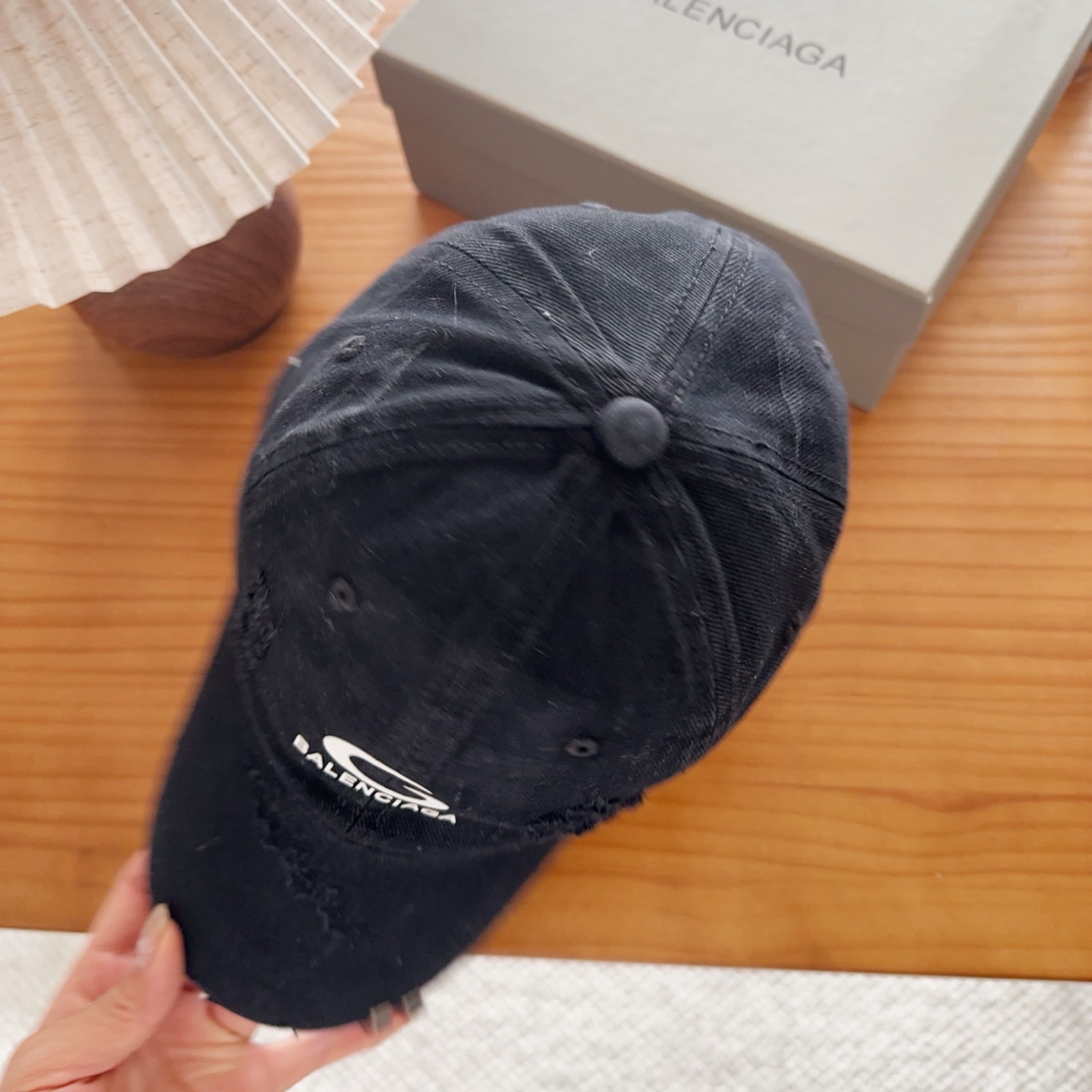 Balencia*a 巴黎世家刺绣字母新款棒球帽现货秒发🧢简约时尚超级无敌好看的帽子！情侣款！