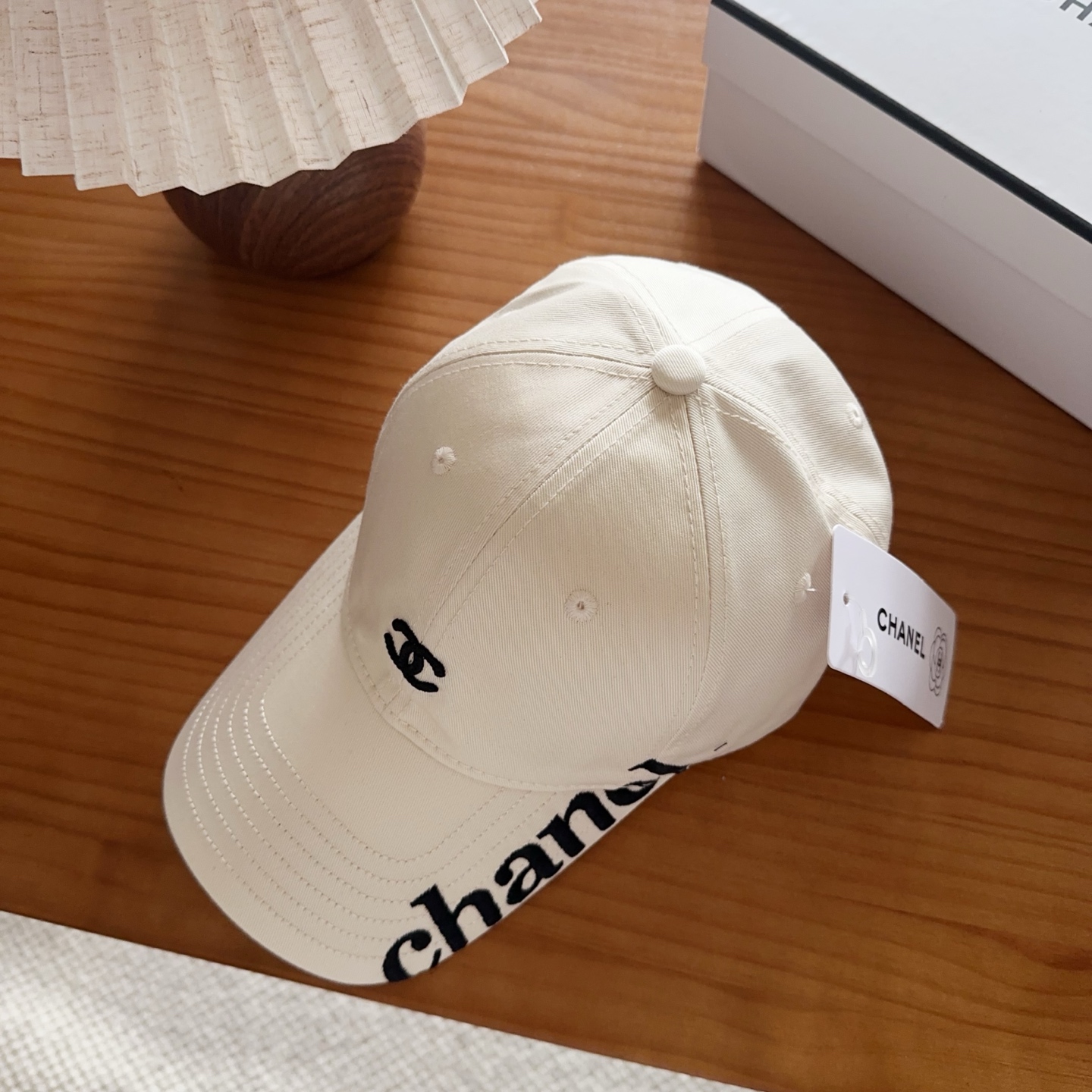 香奈儿新款经典休闲潮流款 上架简约棒球帽🧢日韩风格，随便搭配都超好看！出门旅游，绝对要入手的一款