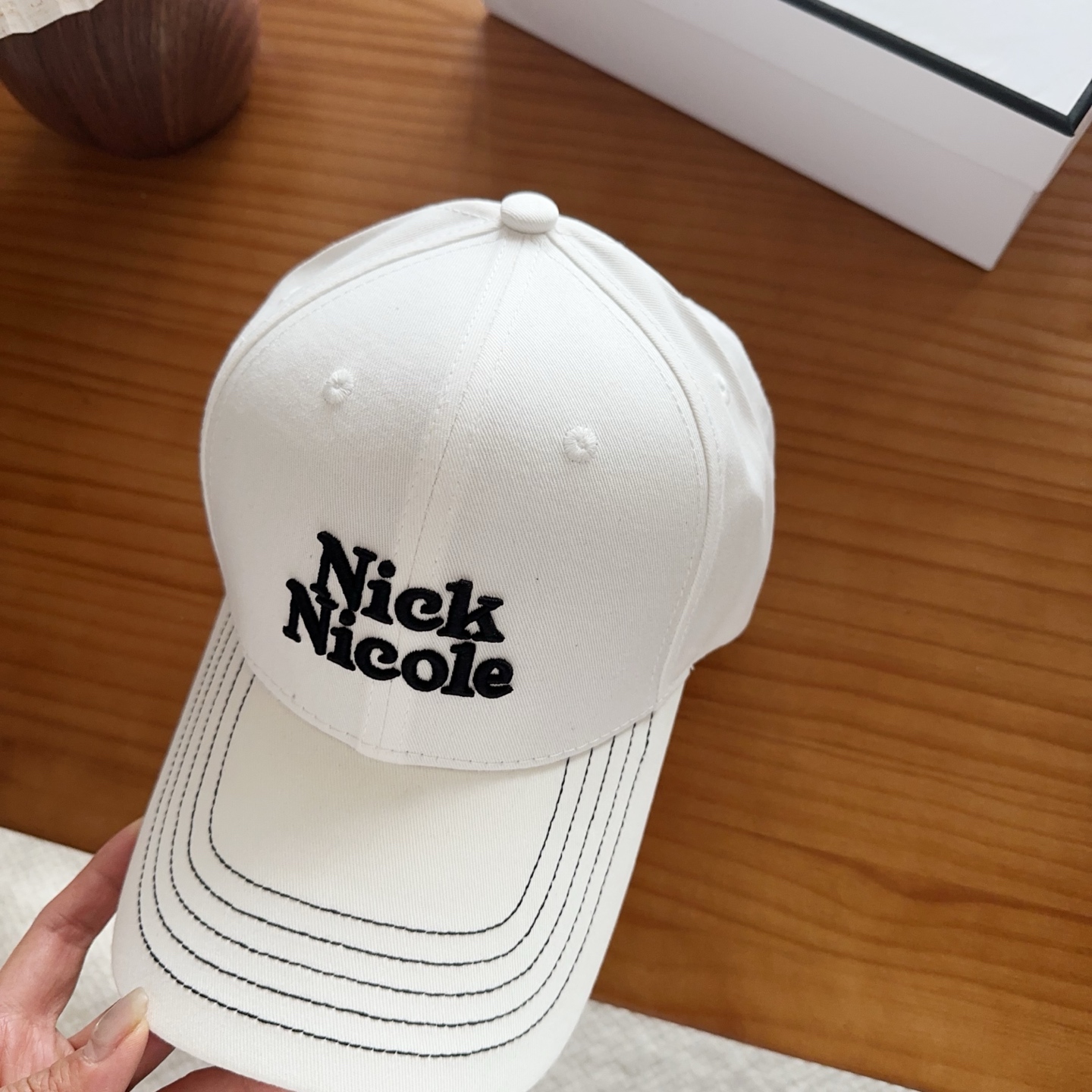 潮牌 新款简约刺绣款棒球帽，很潮！休闲运动款，超级好搭衣服！