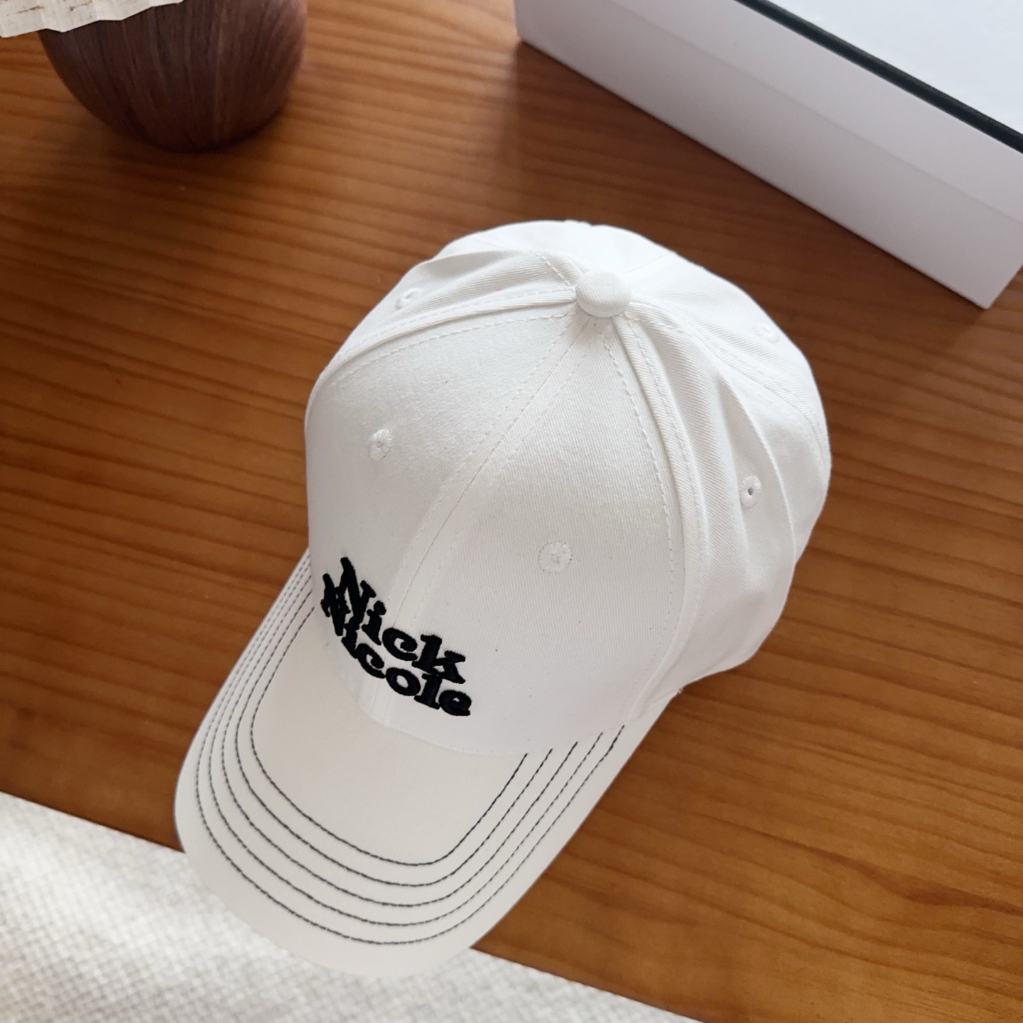 潮牌 新款简约刺绣款棒球帽，很潮！休闲运动款，超级好搭衣服！