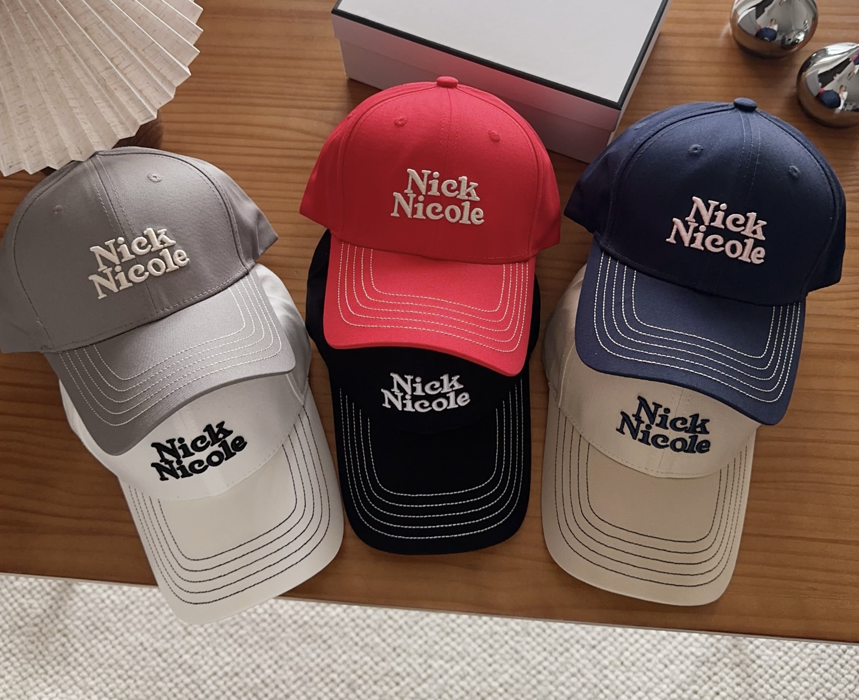 潮牌 新款简约刺绣款棒球帽，很潮！休闲运动款，超级好搭衣服！