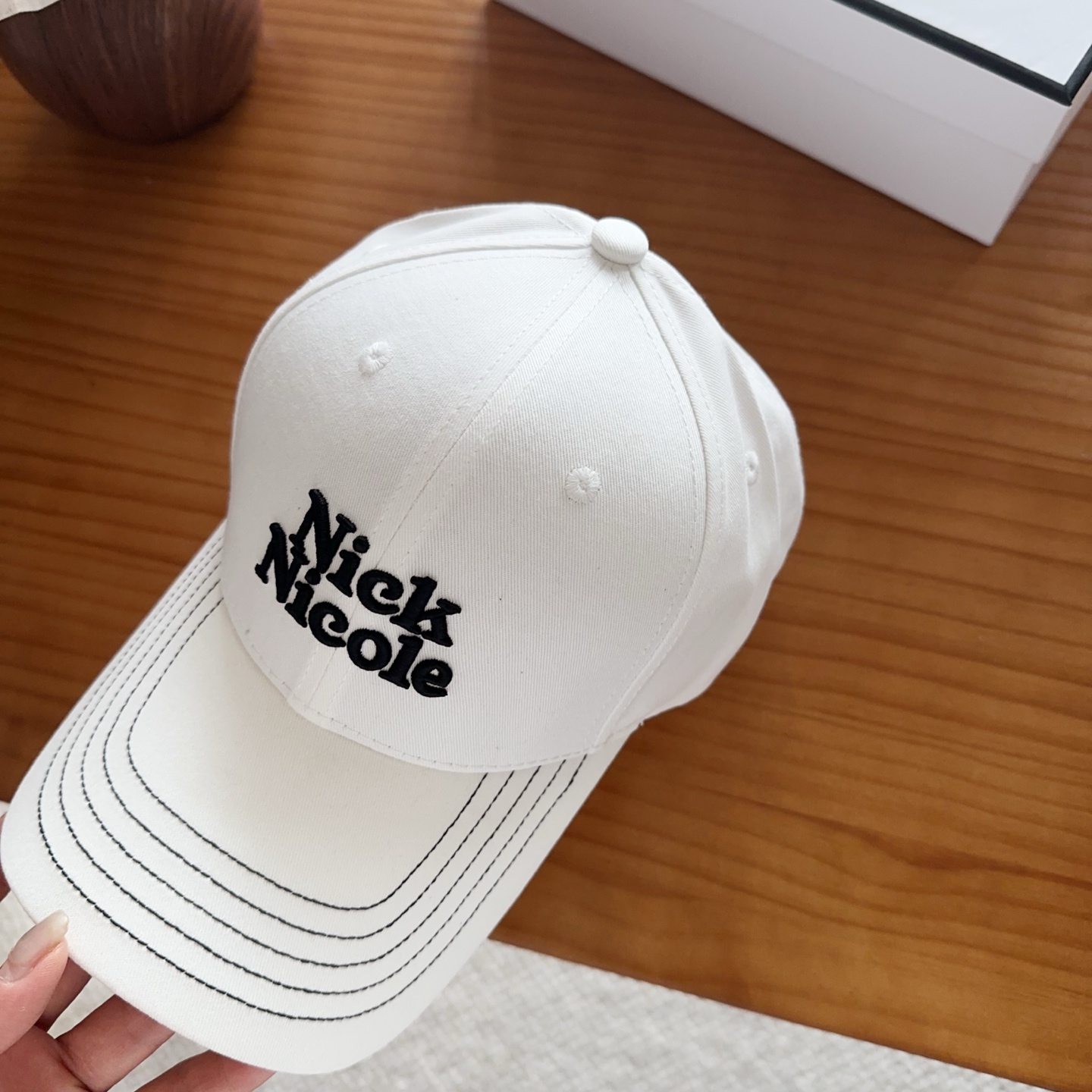 潮牌 新款简约刺绣款棒球帽，很潮！休闲运动款，超级好搭衣服！