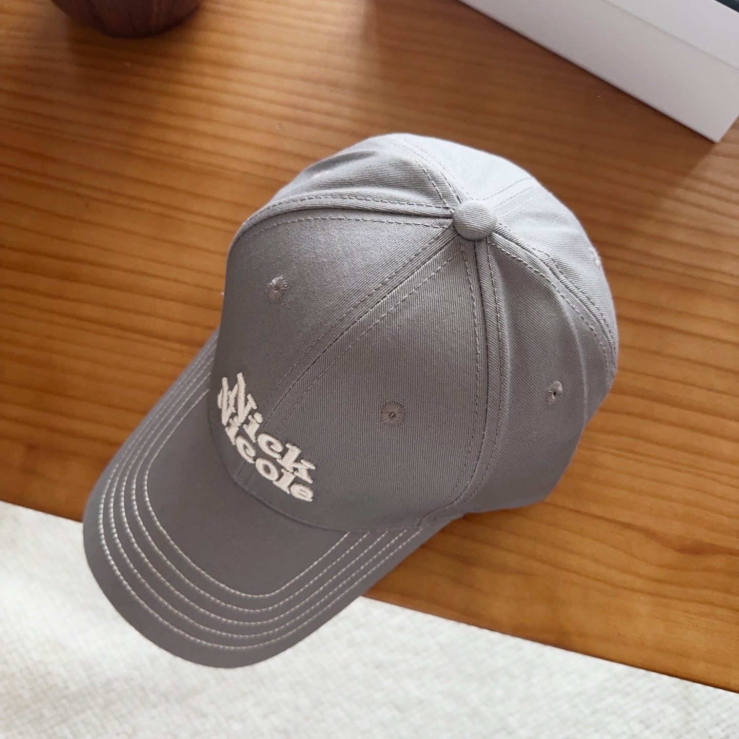 潮牌 新款简约刺绣款棒球帽，很潮！休闲运动款，超级好搭衣服！