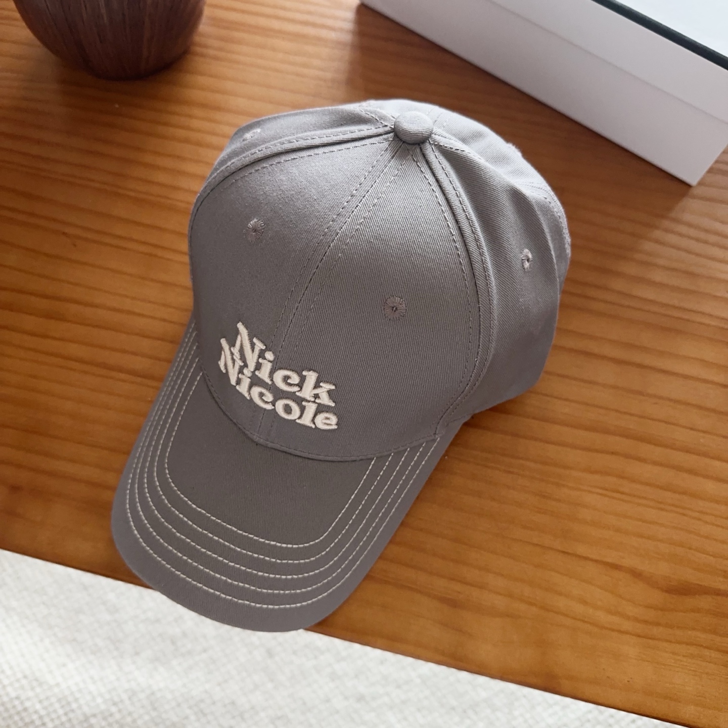 潮牌 新款简约刺绣款棒球帽，很潮！休闲运动款，超级好搭衣服！