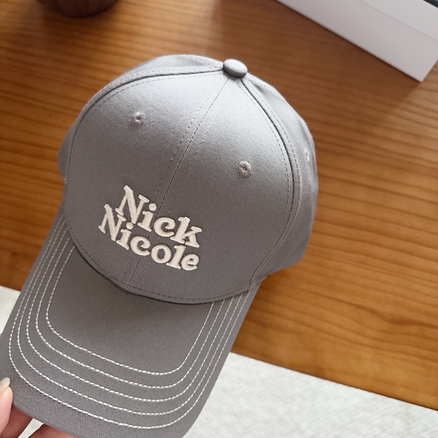 潮牌 新款简约刺绣款棒球帽，很潮！休闲运动款，超级好搭衣服！