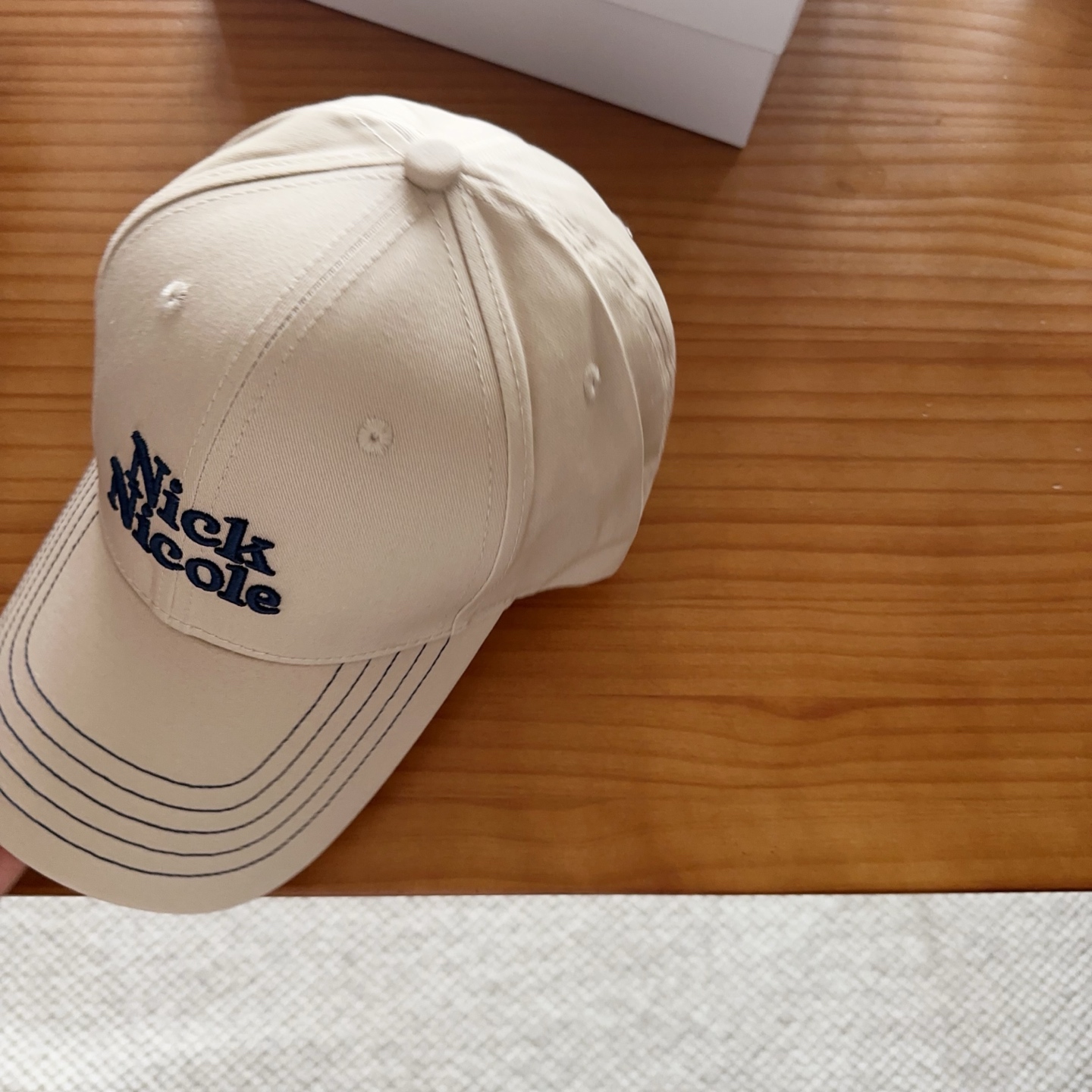 潮牌 新款简约刺绣款棒球帽，很潮！休闲运动款，超级好搭衣服！