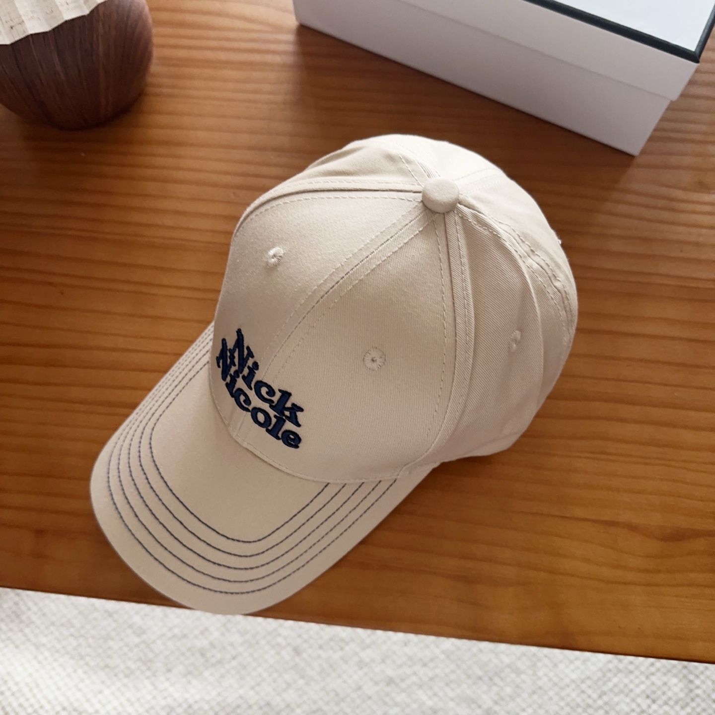 潮牌 新款简约刺绣款棒球帽，很潮！休闲运动款，超级好搭衣服！