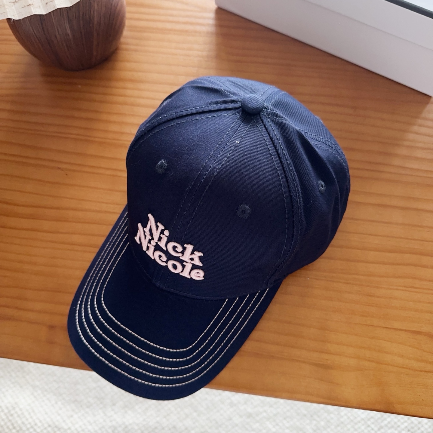 潮牌 新款简约刺绣款棒球帽，很潮！休闲运动款，超级好搭衣服！