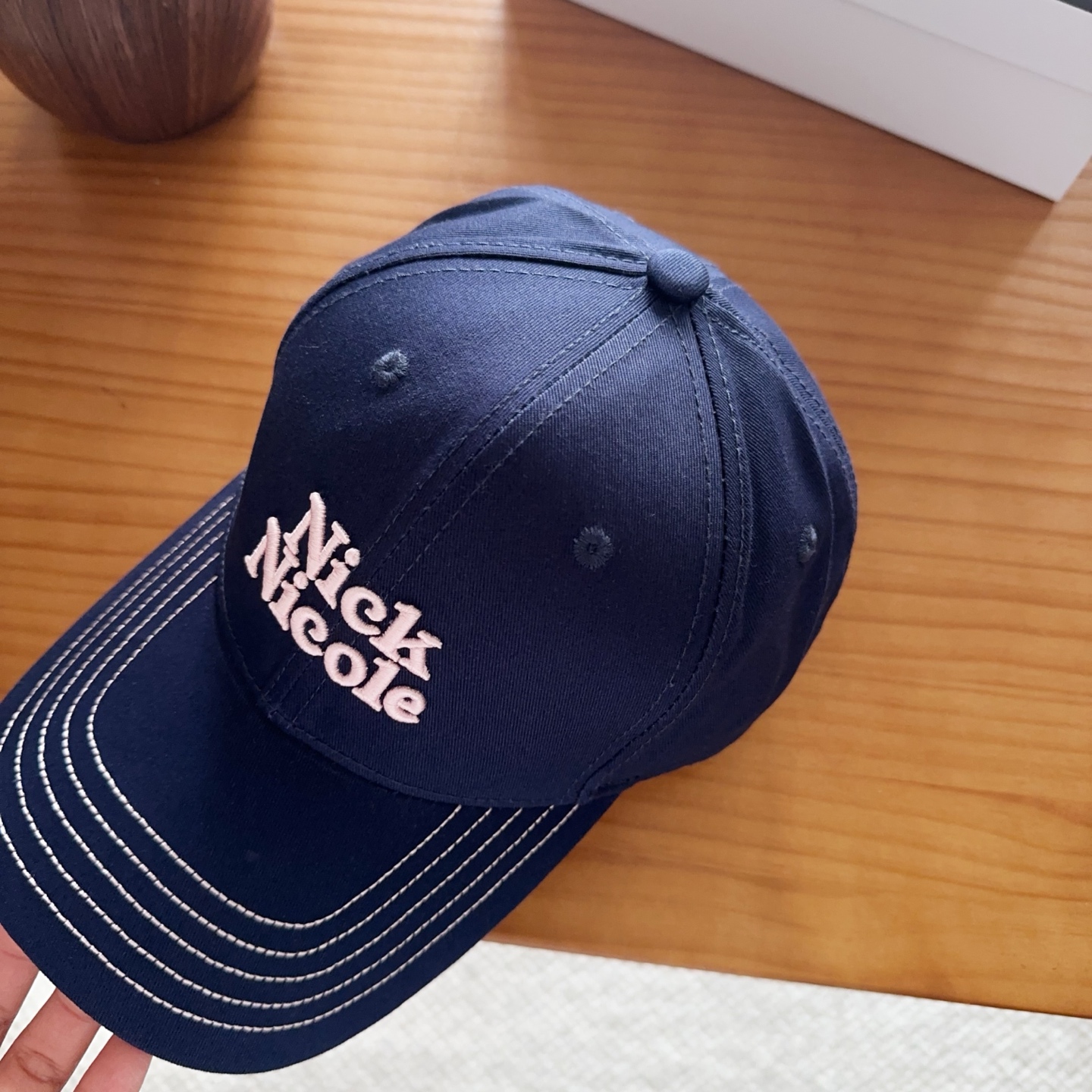 潮牌 新款简约刺绣款棒球帽，很潮！休闲运动款，超级好搭衣服！