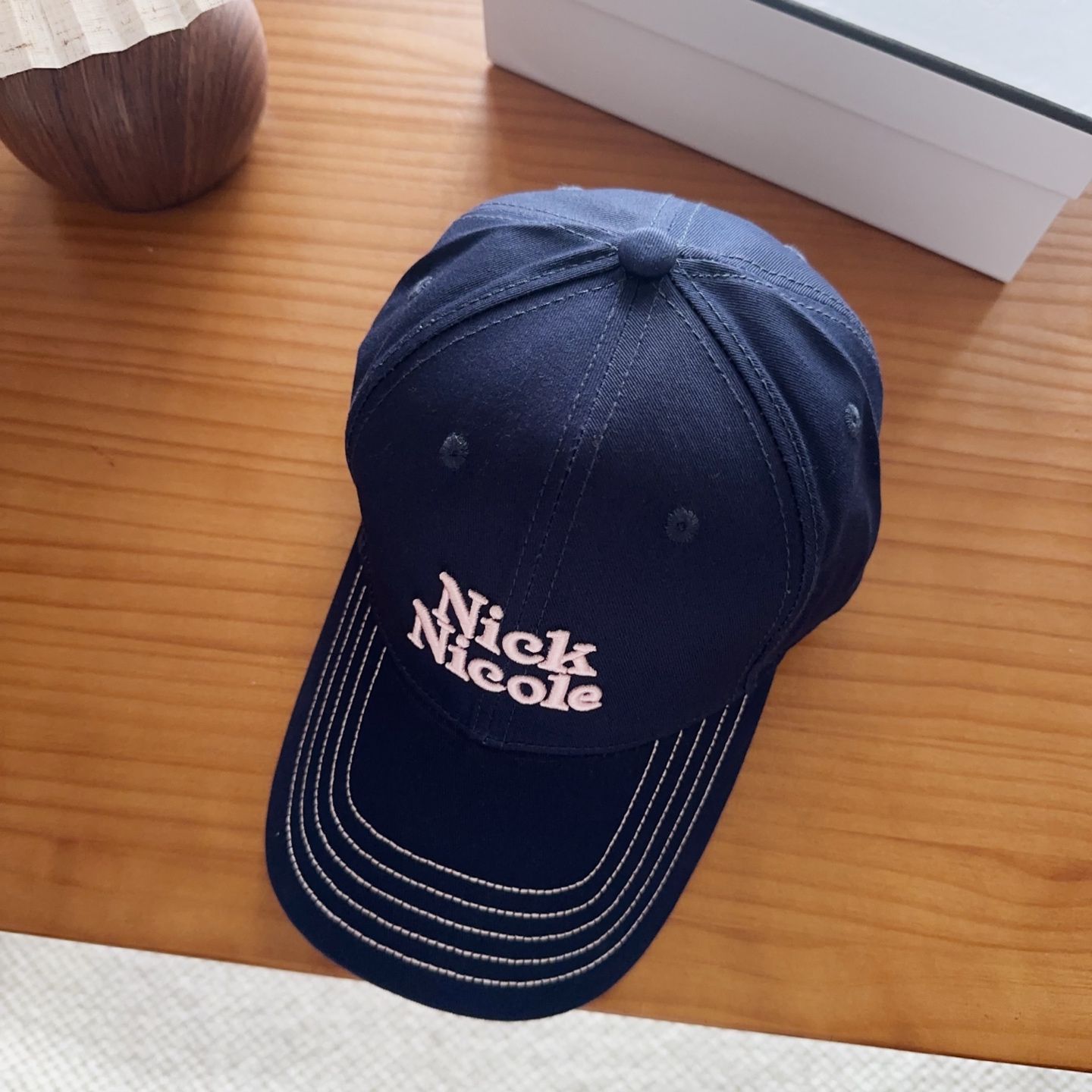 潮牌 新款简约刺绣款棒球帽，很潮！休闲运动款，超级好搭衣服！