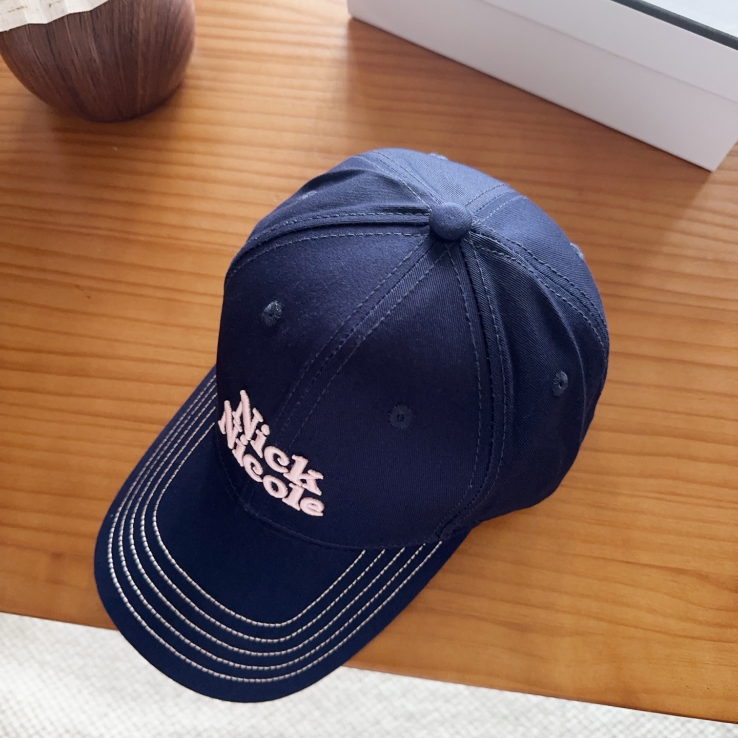 潮牌 新款简约刺绣款棒球帽，很潮！休闲运动款，超级好搭衣服！