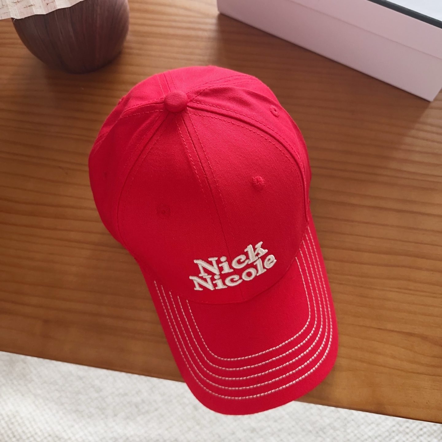 潮牌 新款简约刺绣款棒球帽，很潮！休闲运动款，超级好搭衣服！