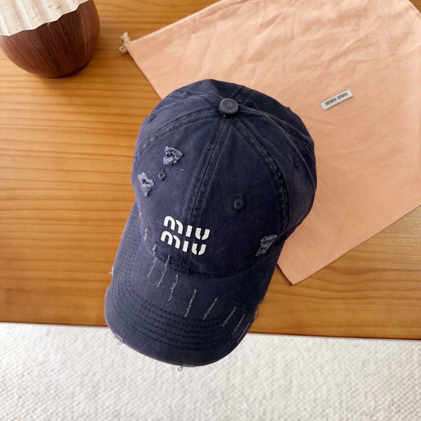 NO:764629,miumiu Miu Miu's new spring baseball cap. The original order is authentic and made to order. The original workmanship is meticulous and the quality is superb!  hat straw hat bucket hat baseball cap, hat, miumiu, espadrilles, hats19860909miumiu 缪缪春季新品棒球帽 原单正品开模订制,原版做工细致质量超赞！帽子草帽渔夫帽棒球帽,帽子,miumiu,espadrilles,hats,hat