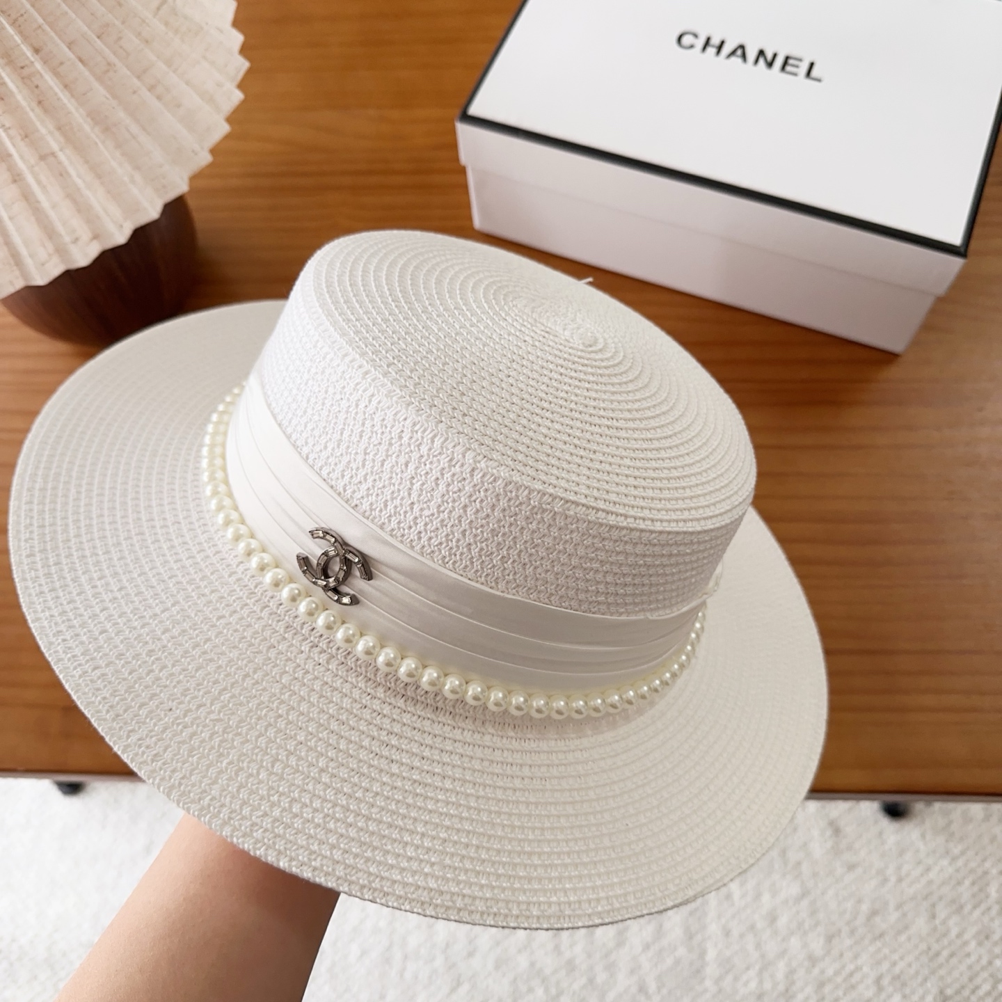 CHANEL香奈儿2026新款平顶草帽  夏天海边首选～新款材质编织而成～质感满分💯