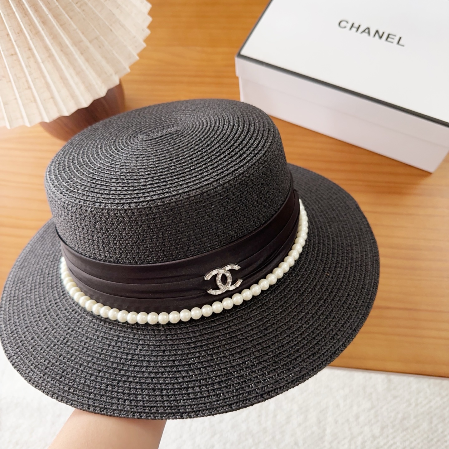 CHANEL香奈儿2026新款平顶草帽  夏天海边首选～新款材质编织而成～质感满分💯