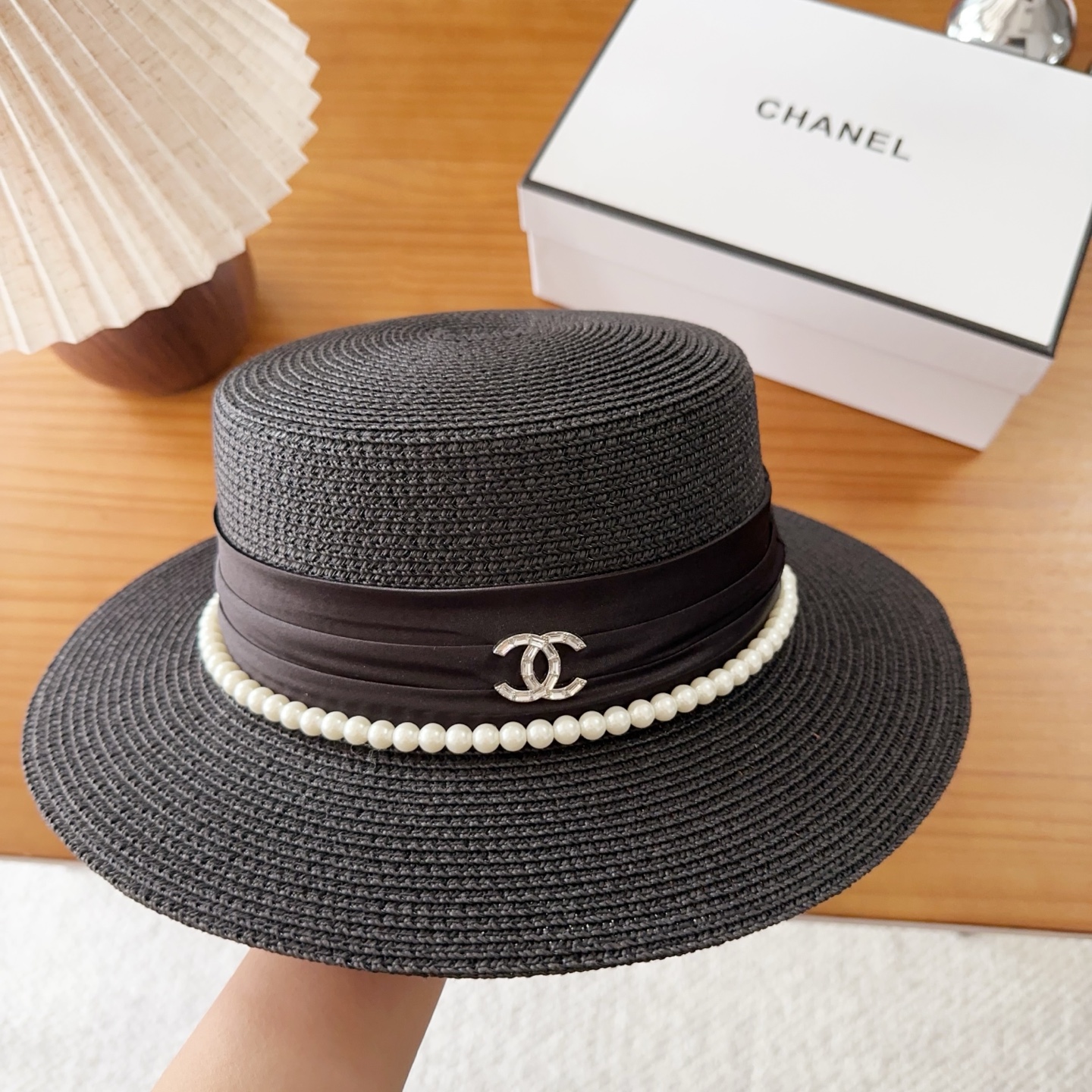 CHANEL香奈儿2026新款平顶草帽  夏天海边首选～新款材质编织而成～质感满分💯