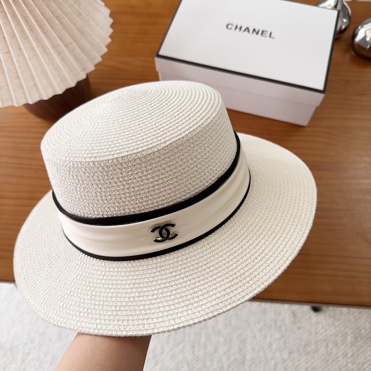 CHANEL香奈儿2026新款平顶草帽  夏天海边首选～新款材质编织而成～质感满分💯