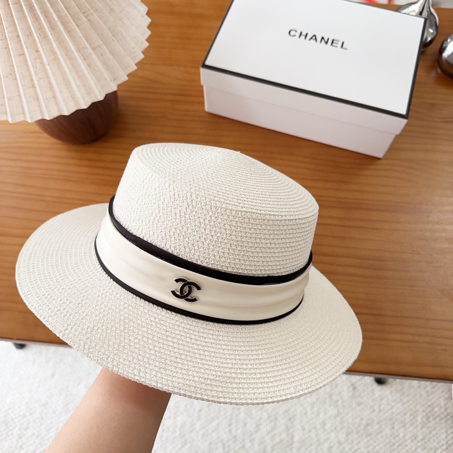 CHANEL香奈儿2026新款平顶草帽  夏天海边首选～新款材质编织而成～质感满分💯
