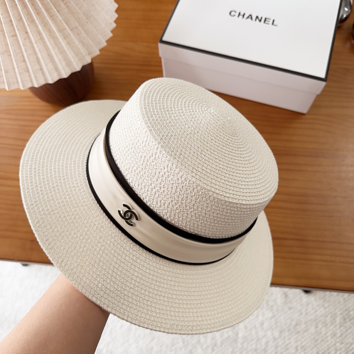 CHANEL香奈儿2026新款平顶草帽  夏天海边首选～新款材质编织而成～质感满分💯