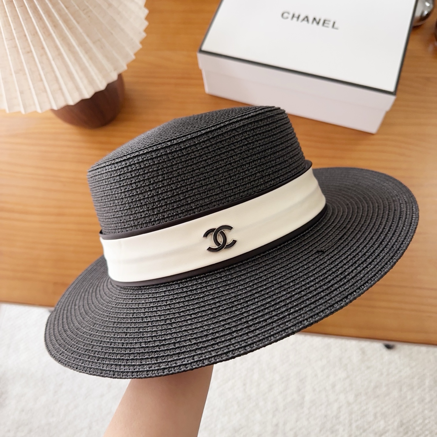 CHANEL香奈儿2026新款平顶草帽  夏天海边首选～新款材质编织而成～质感满分💯
