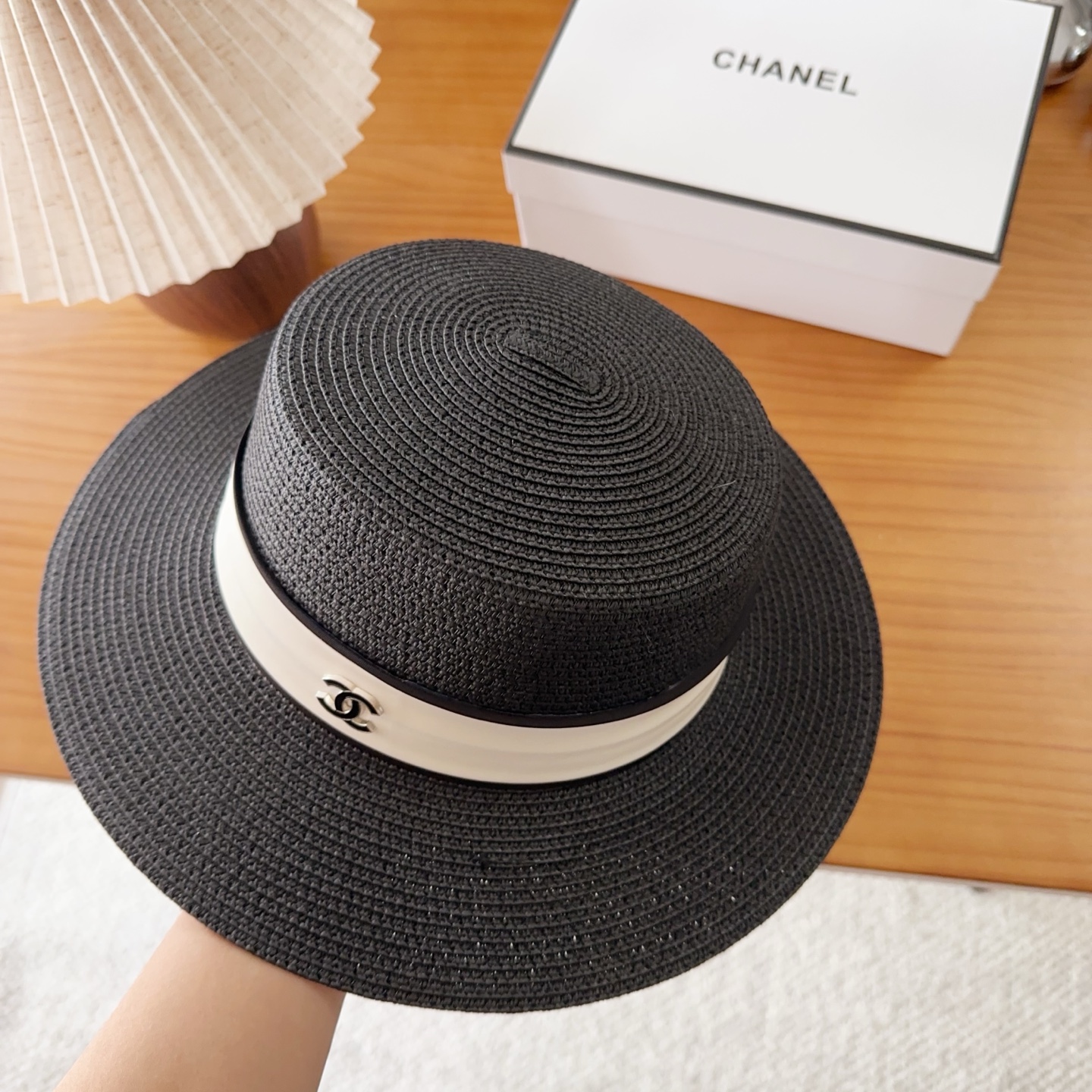 CHANEL香奈儿2026新款平顶草帽  夏天海边首选～新款材质编织而成～质感满分💯