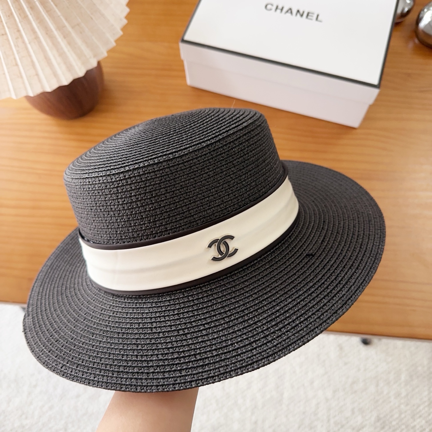 CHANEL香奈儿2026新款平顶草帽  夏天海边首选～新款材质编织而成～质感满分💯