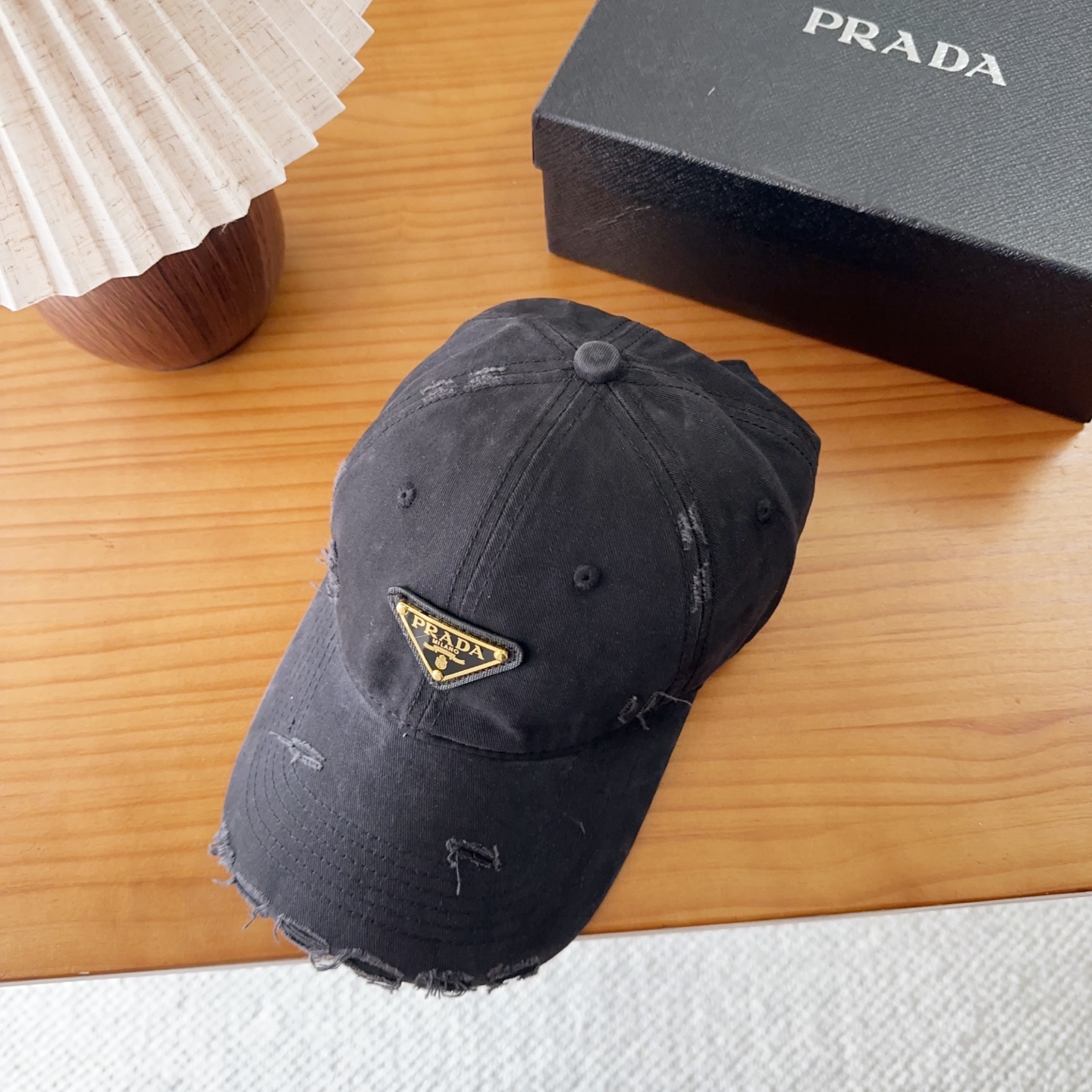 普拉达字母棒球帽设计感超强，让人耳目一新头型非常好，可以修饰各种头型，实力百搭款