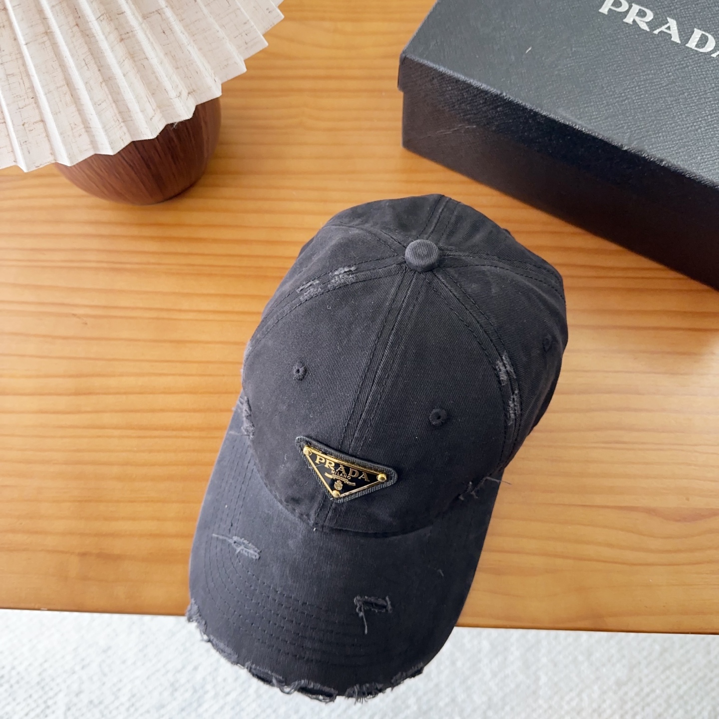 普拉达字母棒球帽设计感超强，让人耳目一新头型非常好，可以修饰各种头型，实力百搭款
